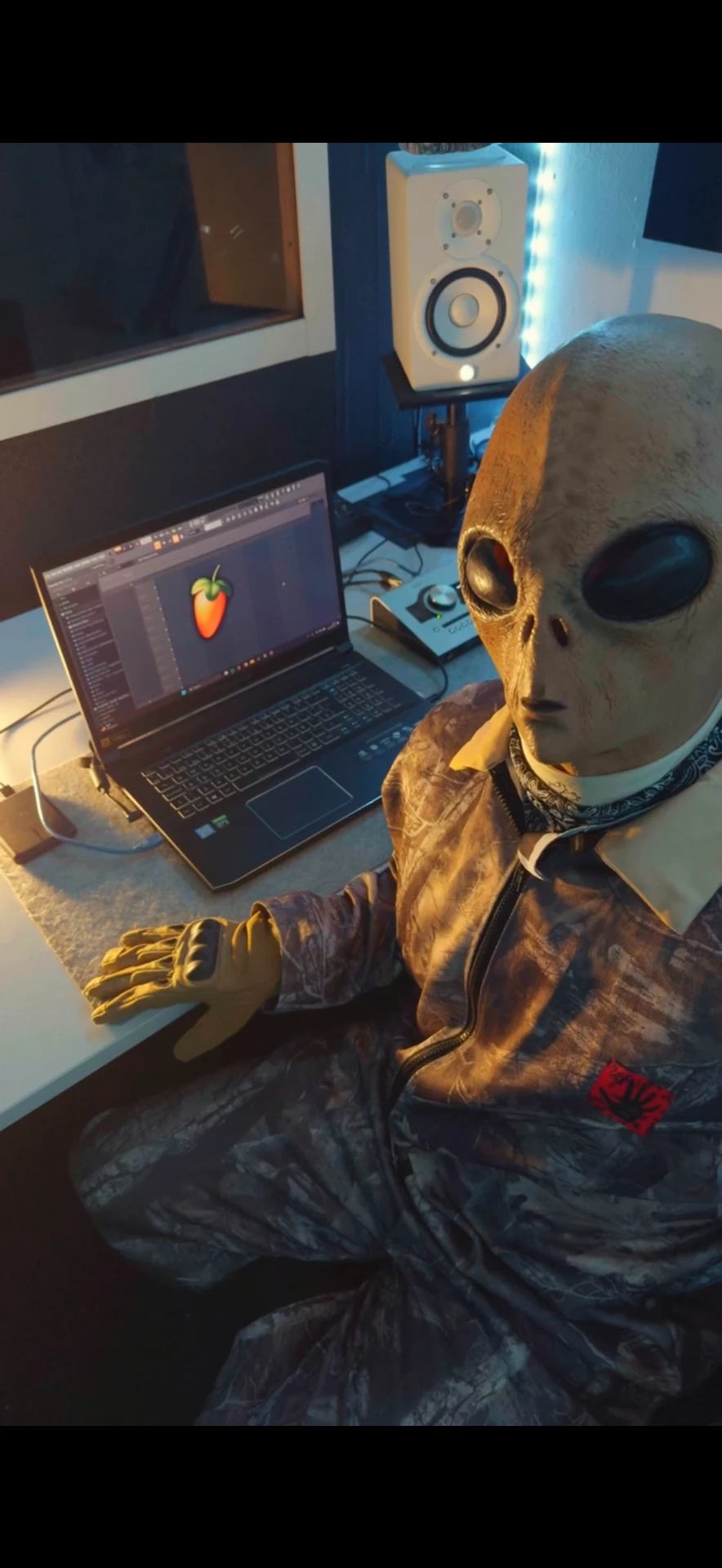 MANTE, el alien, produciendo un beat en FL Studio dentro de La Nave