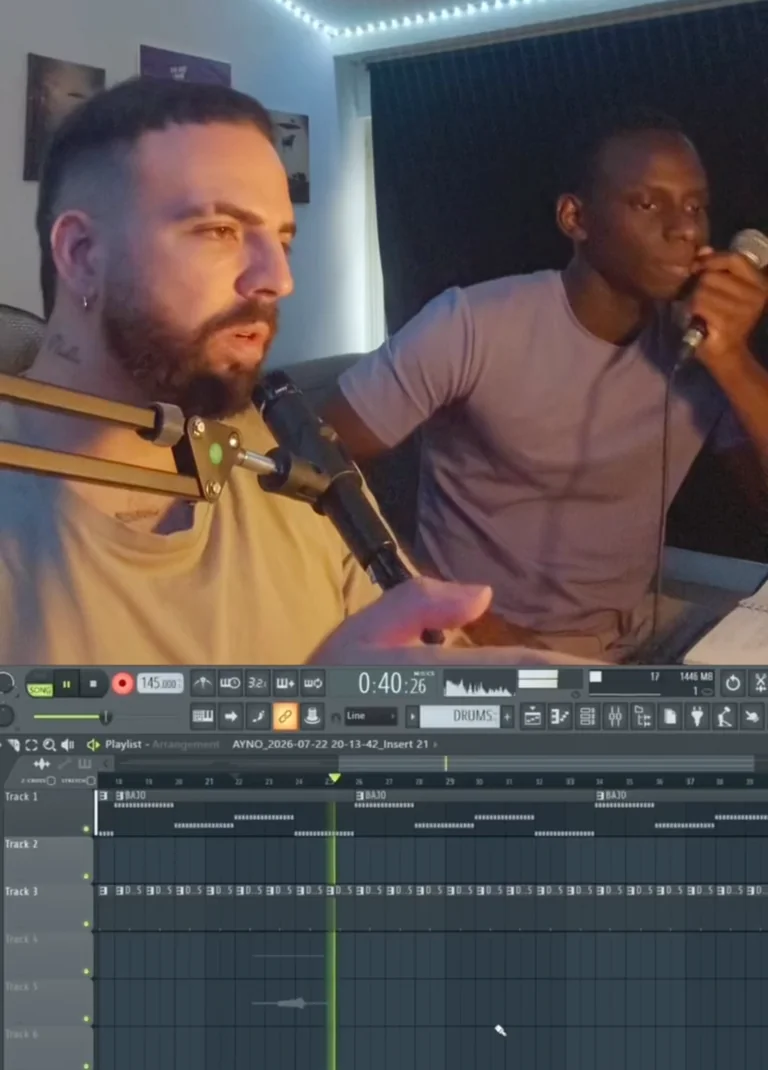 Dani Manzan al piano junto a un artista en el estudio