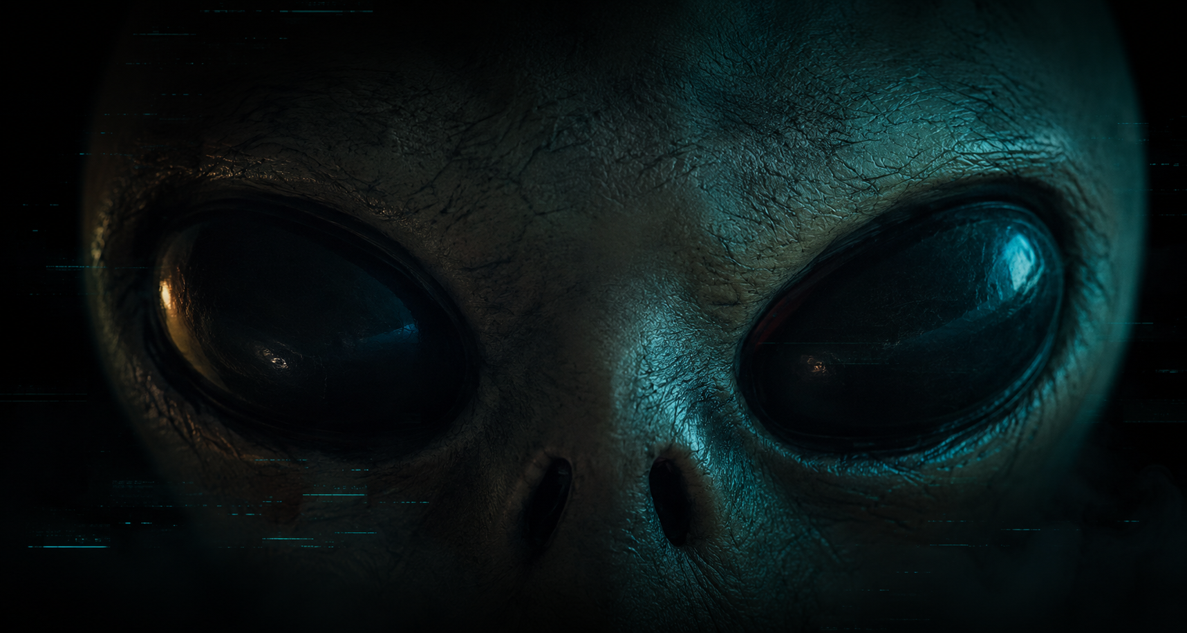 Primer plano del rostro de MANTE, el alien, iluminado con luz cian en la oscuridad