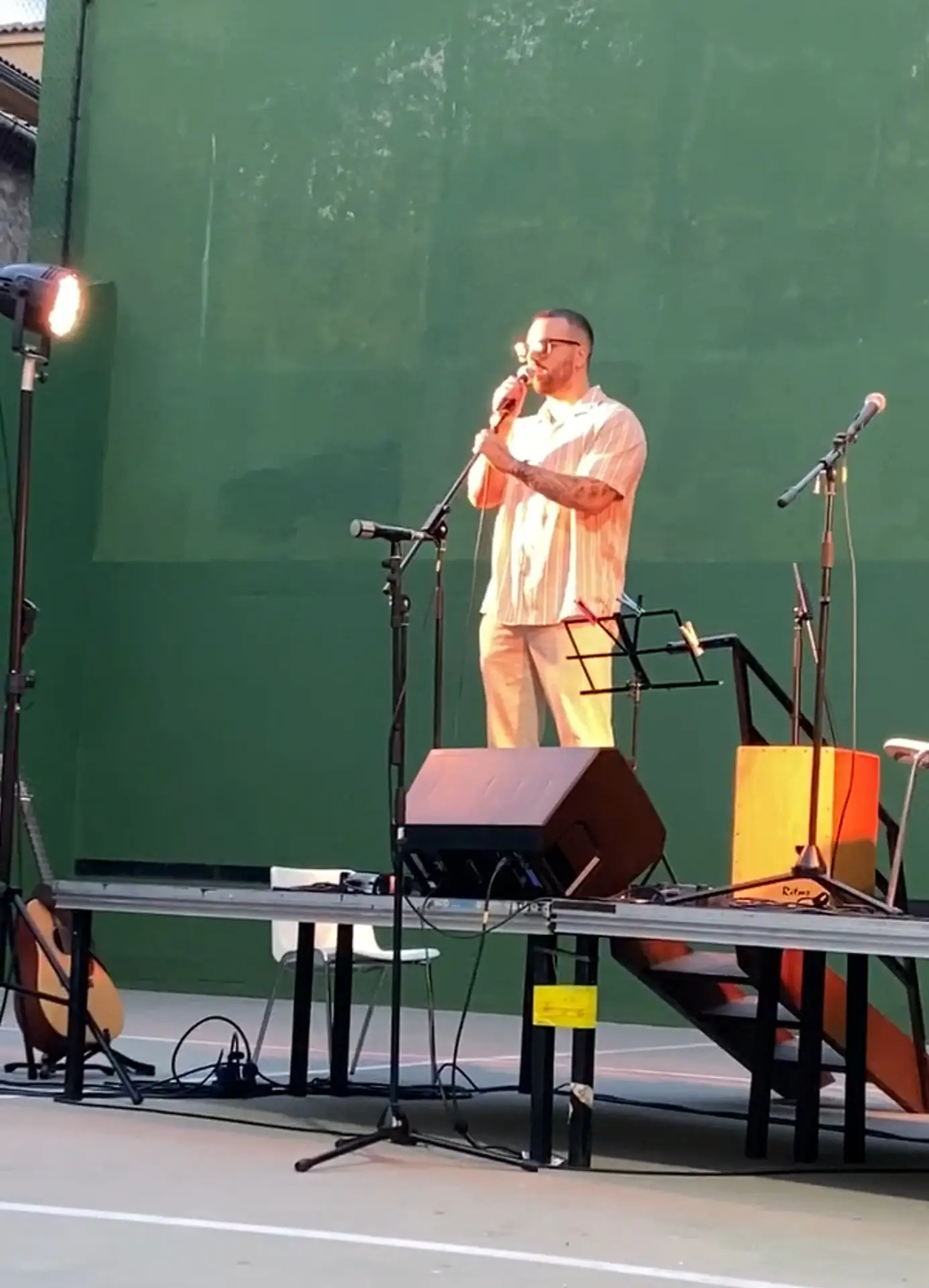 Dani Manzan cantando en directo sobre un escenario